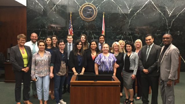International law students visit a courthouse with alumna Judge Pamela Campbell. 